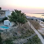 Red Rocks Πάρος